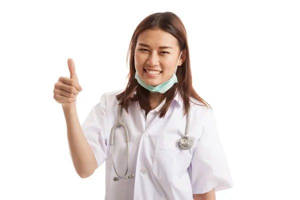 Jonge Aziatische vrouwelijke arts Toon duimschroef opwaarts. — Stockfoto