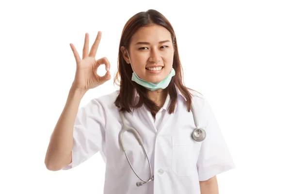 Unga asiatiska kvinnliga läkare visar Ok tecken. — Stockfoto