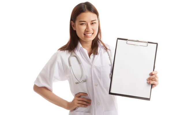 Jovem asiática médico mostra uma área de transferência em branco . — Fotografia de Stock