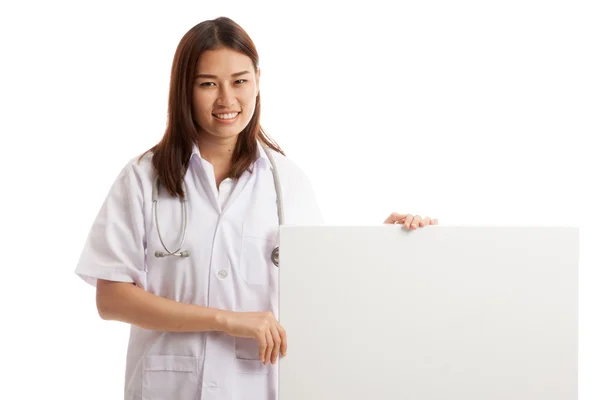 Młode azjatyckie kobiece lekarz posiadają znak puste. — Zdjęcie stockowe