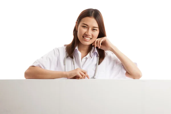 Jovem asiático médico feminino em pé atrás branco outdoor . — Fotografia de Stock