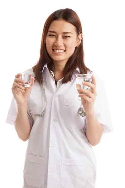 Giovane asiatica medico femminile con acqua e medicina . — Foto Stock