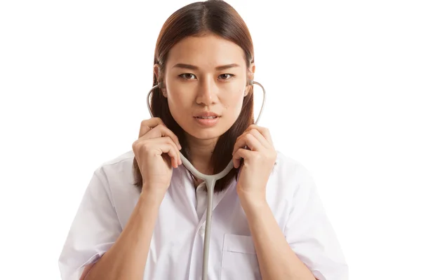Asya genç kadın doktor stetoskop tutun. — Stok fotoğraf