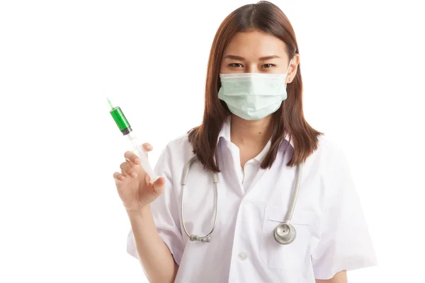 Jonge Aziatische vrouwelijke arts met masker houden spuit. — Stockfoto