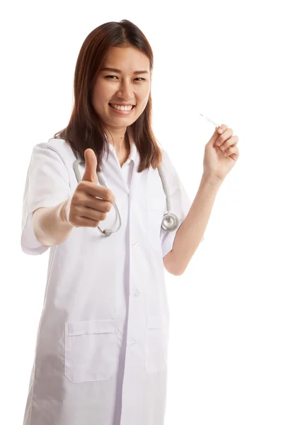 Jonge Aziatische vrouwelijke arts duimen omhoog met thermometer. — Stockfoto