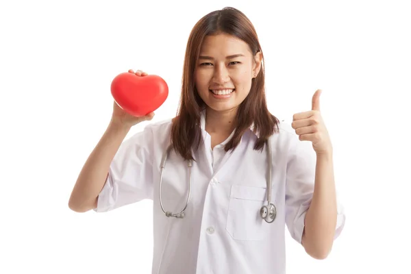 Junge asiatische Ärztin zeigen Daumen nach oben mit rotem Herz. — Stockfoto