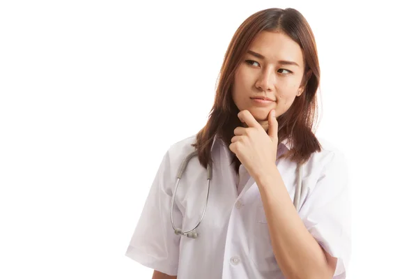 Nachdenkliche, junge asiatische Ärztin. — Stockfoto