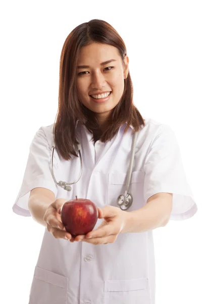 Jovem asiática médico mostra uma maçã . — Fotografia de Stock