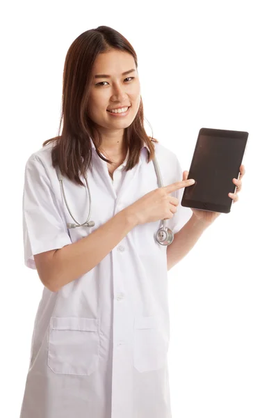 Asian young female doctor touch screen on tablet pc. — Stock Photo, Image