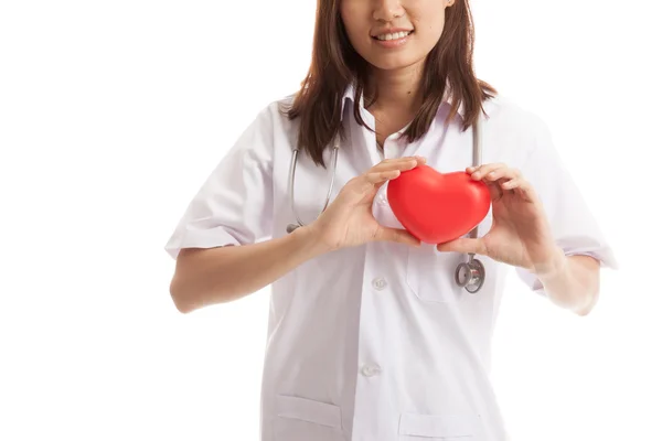 Primo piano di medico femminile asiatico tenere un cuore rosso e . — Foto Stock