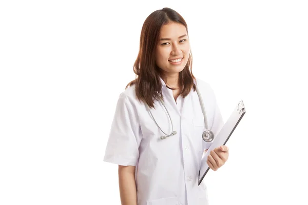 Jovem asiática médico segurar uma prancheta . — Fotografia de Stock