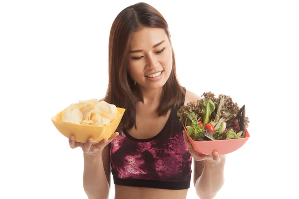 Gyönyörű ázsiai egészséges lány saláta és a chips. — Stock Fotó