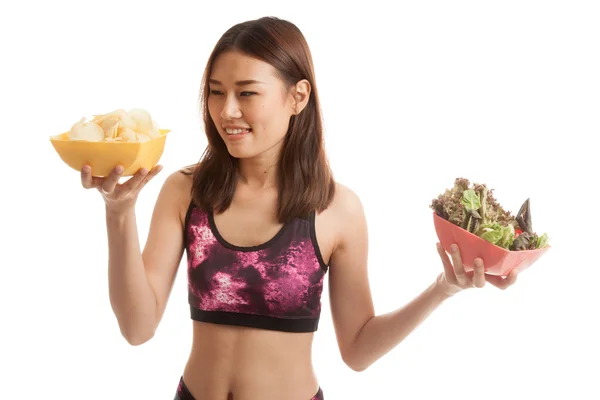 Linda asiática saudável menina salada e batatas fritas . — Fotografia de Stock