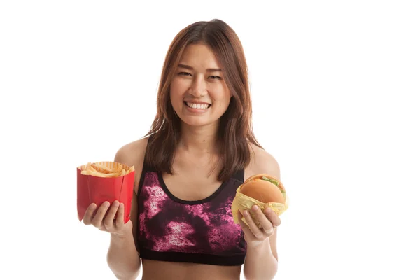 Menina saudável asiática bonita com batatas fritas e hambúrguer . — Fotografia de Stock