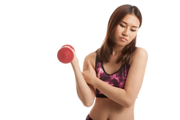 Asiatische gesunde Mädchen bekam Armschmerzen mit Hantel. — Stockfoto