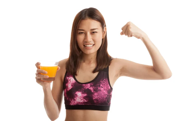 Vackra asiatiska friska flicka dricka apelsinjuice flexar bi — Stockfoto