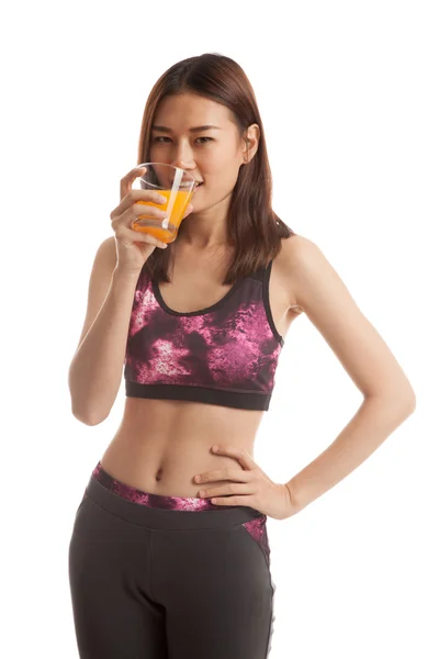 Krásná Asiatka zdravé pít pomerančový džus. — Stock fotografie