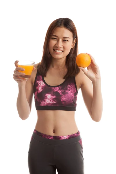 Piękny Asian girl zdrowy sok pomarańczowy i owoc pomarańczowy. — Zdjęcie stockowe