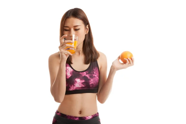 Krásná Asiatka zdravé s pomerančovým džusem a oranžové plody. — Stock fotografie