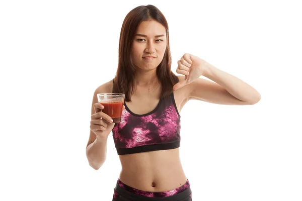 Mooi gezond Aziatische meisje haat tomaten SAP duimen naar beneden. — Stockfoto