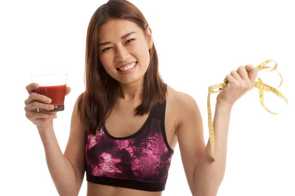 토마토 주스와 측정 테이프에 아시아 여자는 건강 한 다이어트 — 스톡 사진