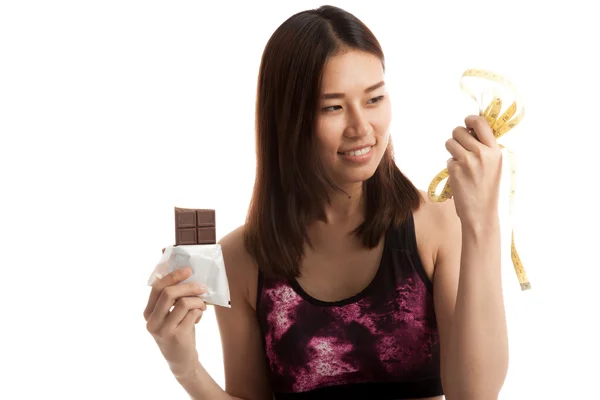 Gyönyörű ázsiai lány egészséges csokoládé és mérő kazetta. — Stock Fotó