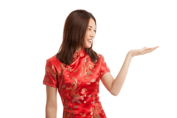 Asiatico ragazza in cinese cheongsam abito presente spazio vuoto con h — Foto Stock