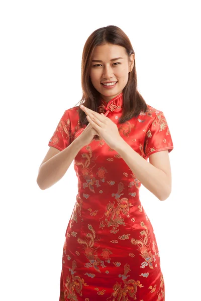 Asiatico ragazza in cinese cheongsam abito con gesto di congratula — Foto Stock