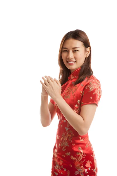 Asiatico ragazza in cinese cheongsam abito con gesto di congratula — Foto Stock