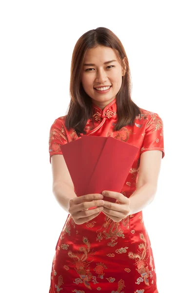 Asiatico ragazza in cinese cheongsam vestito con rosso busta . — Foto Stock