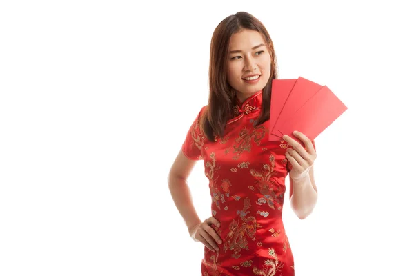 Asiatisk tjej i kinesiska cheongsam klänning med röda kuvertet. — Stockfoto