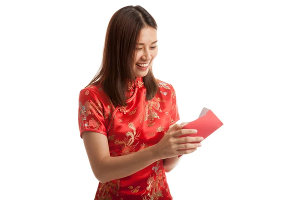 Asiatisk tjej i kinesiska cheongsam klänning med röda kuvertet. — Stockfoto