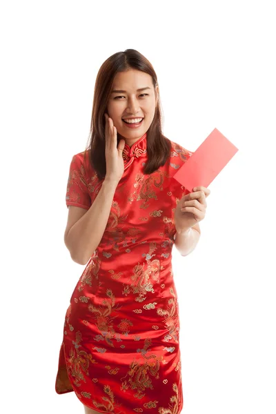 Asiatico ragazza in cinese cheongsam vestito con rosso busta . — Foto Stock