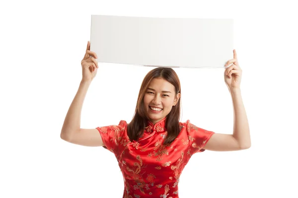 Asiatisk tjej i kinesiska cheongsam klänning med röda tomt tecken. — Stockfoto