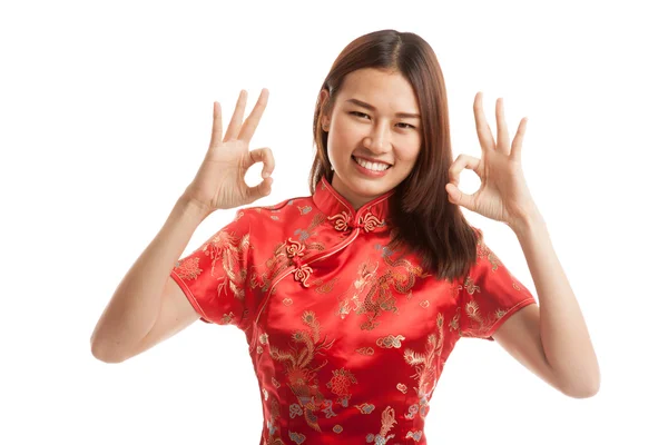 Asiatisk tjej i kinesiska cheongsam klänning visar Ok tecken. — Stockfoto