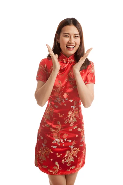 Glada asiatisk flicka i cheongsam kinesisk klänning. — Stockfoto