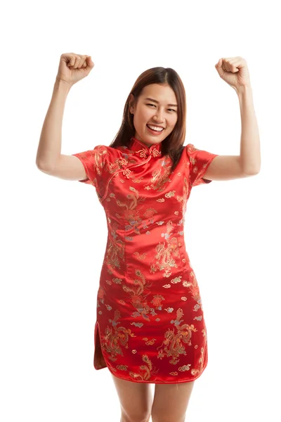 Felice ragazza asiatica in cinese cheongsam vestito . — Foto Stock