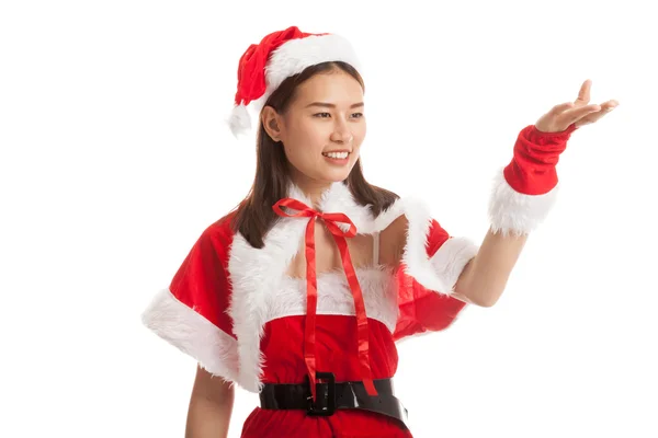 Aziatische kerst Santa Claus meisje aanwezig ruimte op haar hand. — Stockfoto