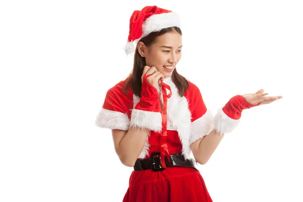 Asiatische Weihnachten Weihnachtsmann Mädchen präsentieren Raum auf ihrer Hand. — Stockfoto
