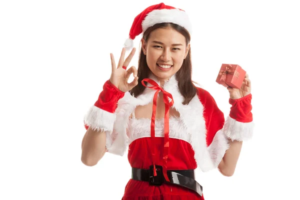 Asiatiska jul jultomten flicka visar Ok och presentförpackning isolera — Stockfoto