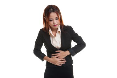 Genç Asyalı kadın mide ağrısı var.