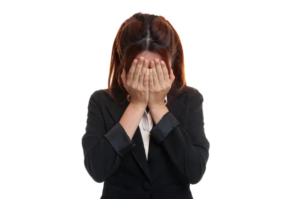 Triste joven empresaria asiática llorando con la palma de la mano . — Foto de Stock