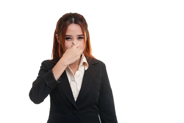 Junge asiatische Frau hält ihre Nase wegen eines schlechten Geruchs. — Stockfoto