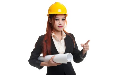 Planları ile gösteren Asyalı mühendisi kadın.