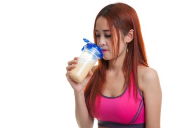 Güzel Asyalı sağlıklı kız peynir altı suyu proteini içme.