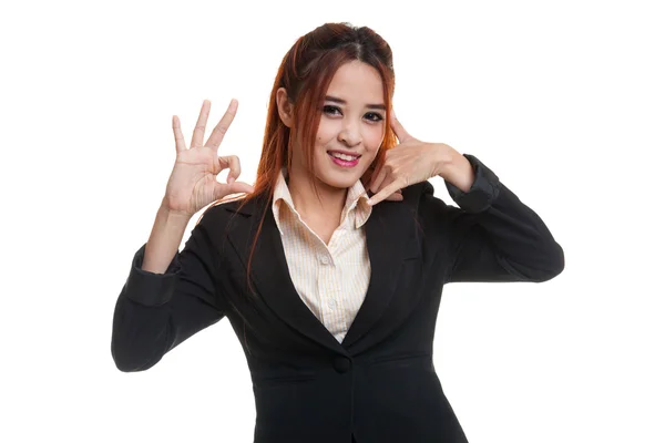Junge asiatische Frau zeigen mit Telefon Geste und ok Zeichen. — Stockfoto