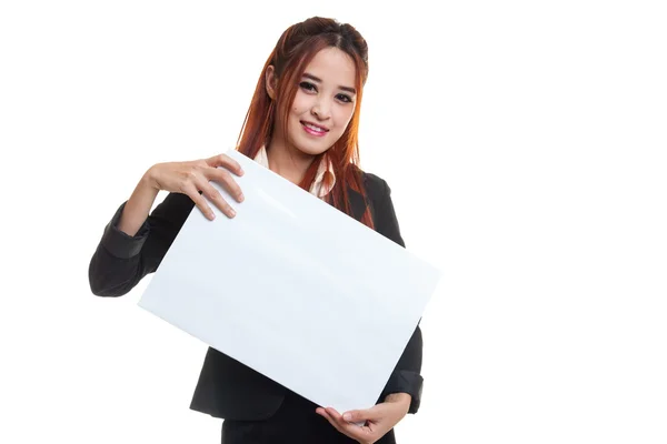 Jonge Aziatische zakenvrouw met witte leeg bord. — Stockfoto