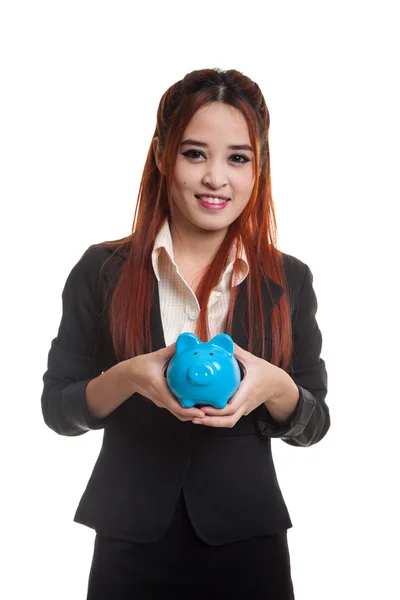 Jonge Aziatische zakenvrouw met een varken munt bank. — Stockfoto