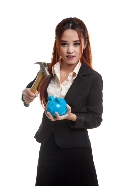 亚洲业务女人与猪硬币银行和锤子. — 图库照片
