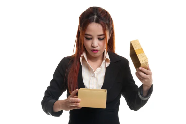 Young Asian business woman open a gift box. — Stock Photo, Image